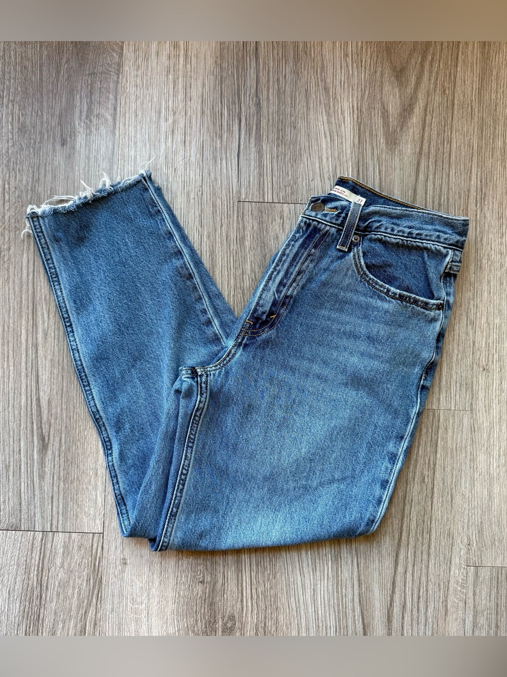 Levi’s 80s Mom Jeans High Rise Distressed Hem Size 27